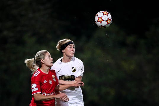 Cloé Lacasse of Benfica and Luna Gewitz of  Häcken
