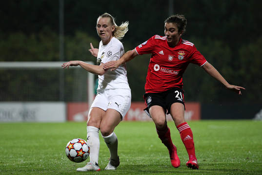 Stina Blackstenius of Häcken and  Pauleta of Benfica