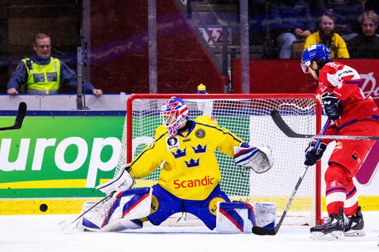 Sveriges målvakt  Lars Johansson räddar ett skott