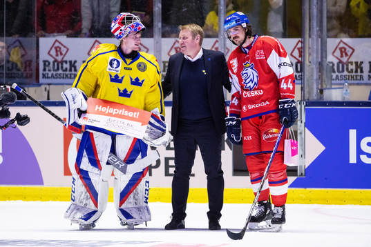 Sveriges målvakt  Lars Johansson och Tjeckiens Matej