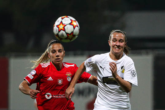 Lúcia Alves of Benfica and Julia Zigiotti Olme of Häcken