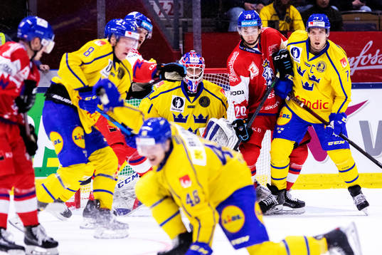Tjeckiens Lukas Jasek oroar framför Sveriges målvakt Lars