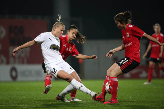 Stine Larsen of Häcken against Beatriz Cameirão and