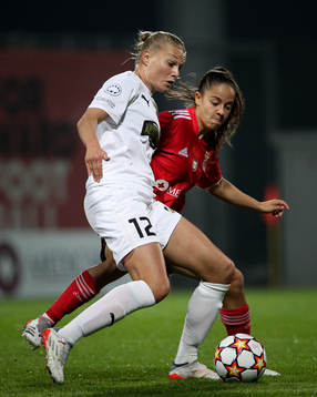 Stine Larsen of Häcken and Beatriz Cameirã of Benfica