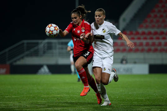 Ana Seiça of Benfica and Stine Larsen of  Häcken