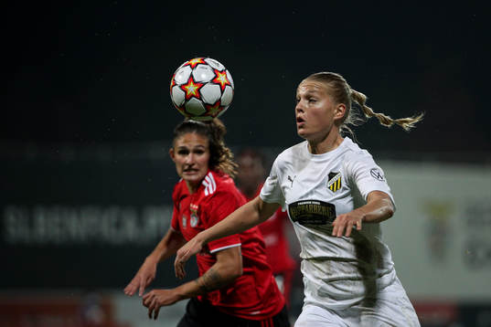 Ana Seiça of Benfica and Stine Larsen of  Häcken