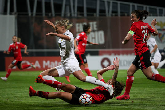 Ana Seiça of Benfica and Stine Larsen of  Häcken