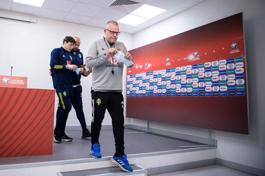 Victor Nilsson Lindelöf and head coach Janne Andersson of