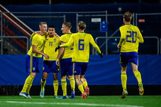 Sveriges Ahmed Qasem jublar med lagkamrater