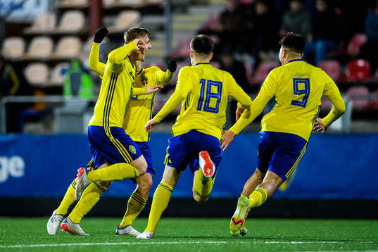 Sveriges Markus Björkqvist (v) jublar med lagkamrater