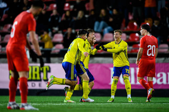 Sveriges Markus Björkqvist (v) jublar med lagkamrater