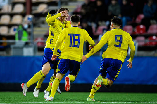 Sveriges Markus Björkqvist (v) jublar med lagkamrater