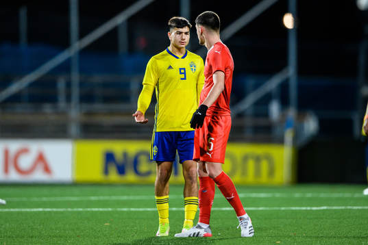Sveriges Jusef Erabi och Schweiz Albian Hajdari i en