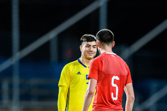 Sveriges Jusef Erabi och Schweiz Albian Hajdari i en