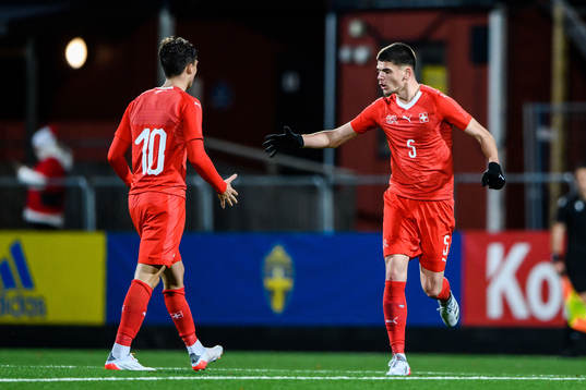 Schweiz Noah Rupp och Albian Hajdari jublar
