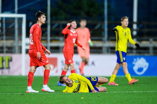 Sveriges Oscar Vilhelmsson har ont