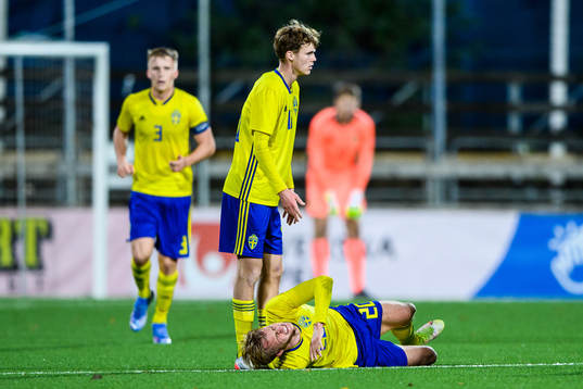 Sveriges Oscar Vilhelmsson har ont
