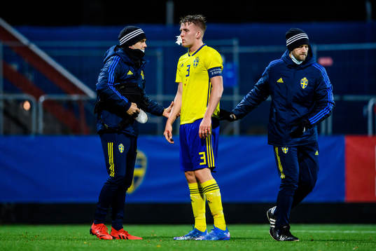 Sveriges Casper Widell blöder från ansiktet