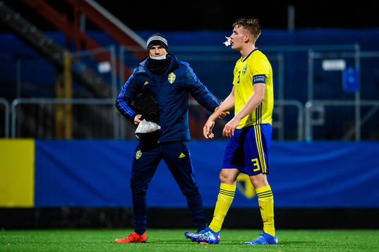 Sveriges Casper Widell blöder från ansiktet