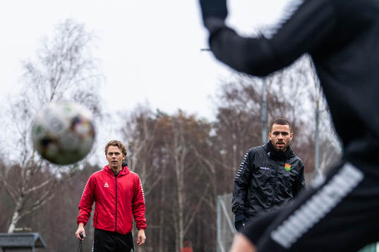 Tränare Fredrik Holmberg och Malkolm Moenza