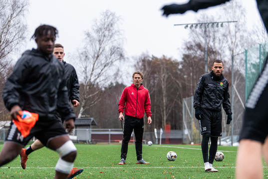 Tränare Fredrik Holmberg och Malkolm Moenza