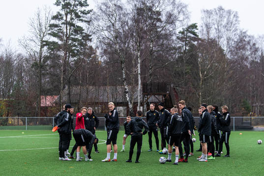 Tränare Fredrik Holmberg med spelarna