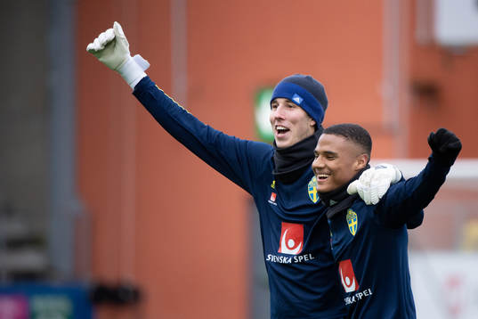 Målvakt Samuel Brolin och Amin Sarr jublar