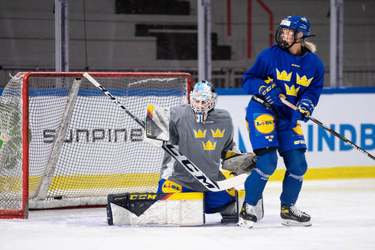 målvakt Sara Grahn och Olivia Carlsson