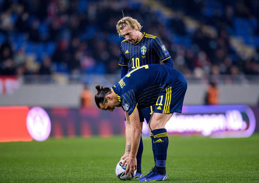 Zlatan Ibrahimovic and Emil Forsberg of Sweden