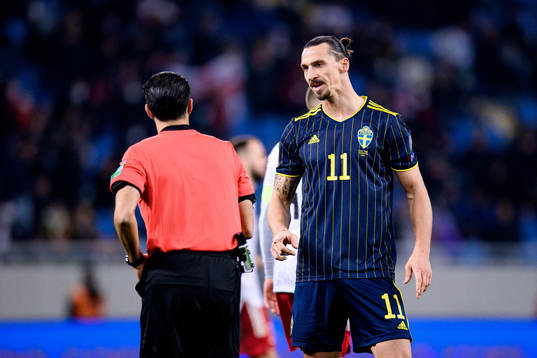 Referee Serdar Gözübüyük and Zlatan Ibrahimovic of