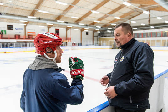Frölundas Jens Olsson (v), tränare för Hovås P2013