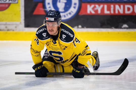 Södertäljes Rasmus Kahilainen innan ishockeymatchen i