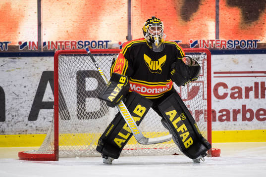 Västerås målvakt Johan Gustafsson innan ishockeymatchen