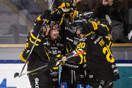 Västerås Jimmie Jansson jublar ihop med lagkamrater