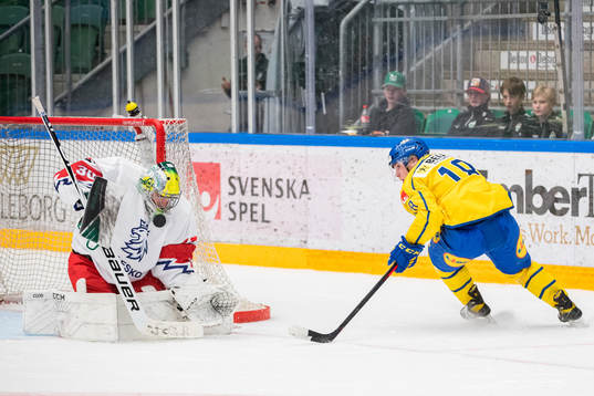 Zion Nybeck of Sweden and goalkeeper Jakub Malek of Czech