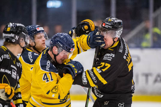 Södertäljes Colin Smith och Västerås Ludvig Jardeskog i