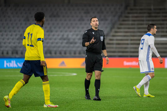Referee Dumitri Muntean