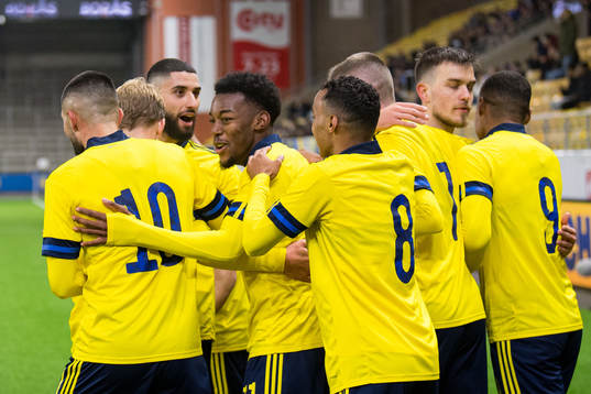 Anthony Elanga of Sweden celebrate with teammates