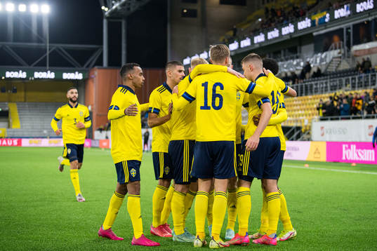Anthony Elanga of Sweden celebrate with teammates