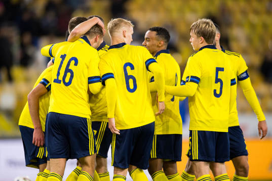 Benjamin Nygren of Sweden celebrate with teammates