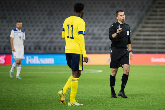 Referee Dumitri Muntean