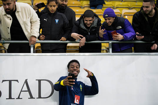 Anthony Elanga of Sweden celebrates with spectators