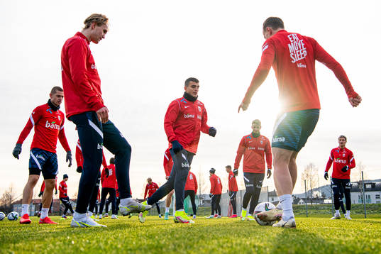 Ola Solbakken, Mohamed Elyounoussi and players of the