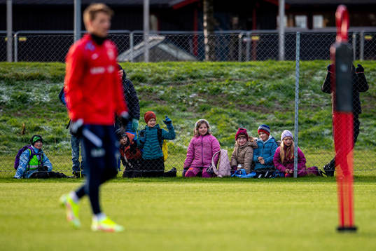 Kids watch a training session with the Norwegian national