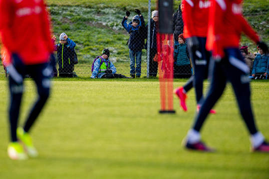 Kids watch a training session with the Norwegian national
