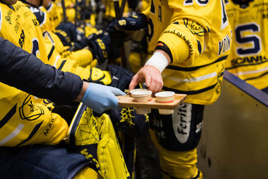 Sportdryck delas ut bland Södertäljes spelare