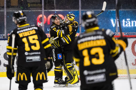 Västerås William Wikman och målvakt Johan Gustafsson
