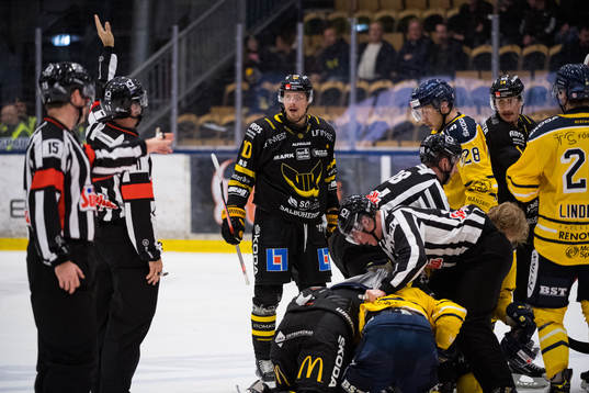 Västerås Jimmie Jansson reagerar mot domarna