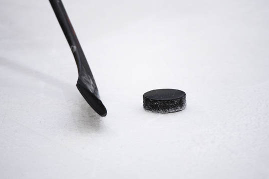 Klubba och puck innan ishockeymatchen i Hockeyallsvenskan