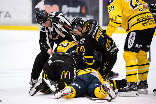 under ishockeymatchen i Hockeyallsvenskan mellan Västerås